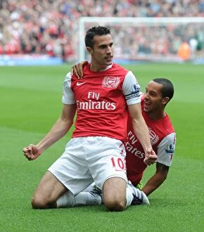 Images Dated 16th October 2011: Van Persie and Walcott Celebrate Arsenal's First Goal Against Sunderland (2011-12)