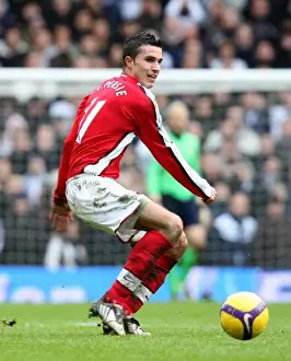 Van Persie's Determined Performance: Arsenal Holds Tottenham 0-0 in the Premier League, 8/2/09