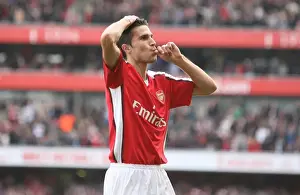 Van Persie's Hat-Trick: Arsenal Dominates Tottenham 3-0