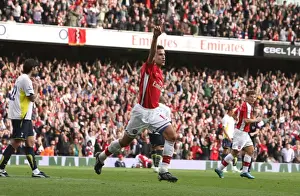 Van Persie's Hat-Trick: Arsenal's Triumphant 3-0 Victory Over Tottenham in the Premier League, October 2009