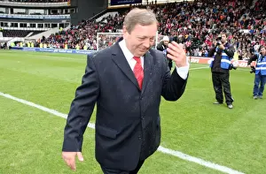 Vic Akers and Arsenal Ladies Celebrate FA Cup Victory over Sunderland WFC
