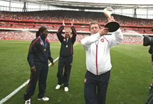 Arsenal v Fulham 2006-07 Collection: Vic Akers and the Arsenal ladies show off the Womens European Cup
