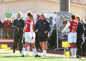 Vic Akers the Arsenal Ladies talks Lianne Sanderson (Arsenal) during the match Vic Akers the Arsenal Ladies talks Lianne Sanderson (Arsenal) during the match