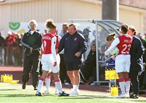 Vic Akers the Arsenal Ladies talks Lianne Sanderson (Arsenal) during the match