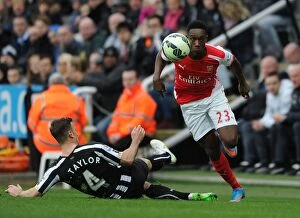 Images Dated 25th February 2009: Welbeck Breaks Past Taylor: Newcastle United vs. Arsenal, Premier League 2014/15