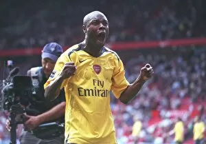 Manchester United v Arsenal 2006-7 Collection: William Gallas celebrates the Arsenal victory after the match
