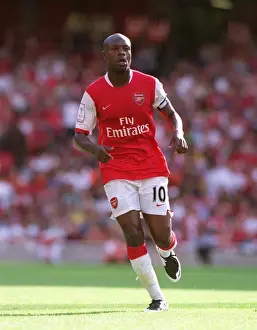 Arsenal V Paris Saint Germain 2007-08 Prints: William Gallas Leads Arsenal to Victory: 2-1 over Paris Saint-Germain in Emirates Cup Opener