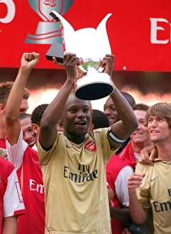 Images Dated 1st August 2007: William Gallas lifts the Emirates Trophy for Arsenal