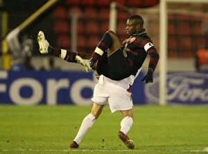 Images Dated 8th November 2007: William Gallas Unyielding Performance: Arsenal Holds Slavia Prague in UEFA Champions League