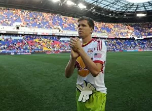New York Red Bulls v Arsenal 2014-15 Collection: Wojciech Szczesny (Arsenal) claps the fans after the match. New York Red Bulls 1: 0 Arsenal