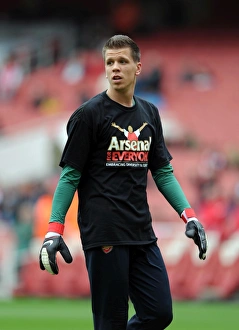 Wojciech Szczesny (Arsenal) warms up in his Arsenal for Everyone T Shirt Wojciech Szczesny (Arsenal) warms up in his Arsenal for Everyone T Shirt