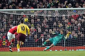 Images Dated 13th December 2010: Wojciech Szczesny (Arsenal) watches as Wayne Rooney (Man Utd) misses his penalty