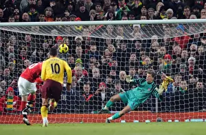 Wojciech Szczesny (Arsenal) watches as Wayne Rooney (Man Utd) misses his penalty