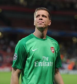 Uefa Champions Laegue Collection: Wojciech Szczesny: Arsenal's Determined Goalkeeper in UEFA Champions League Play-offs vs