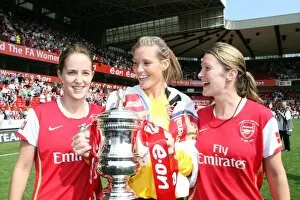 Images Dated 6th May 2008: Yvonne Tracy, Emma Byrne and Ciara Grant (Arsenal) with the FA Cup Trophy